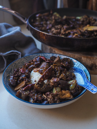 Authentic Stifado Recipe: Rich Beef & Pearl Onion Stew with Wine & Spices